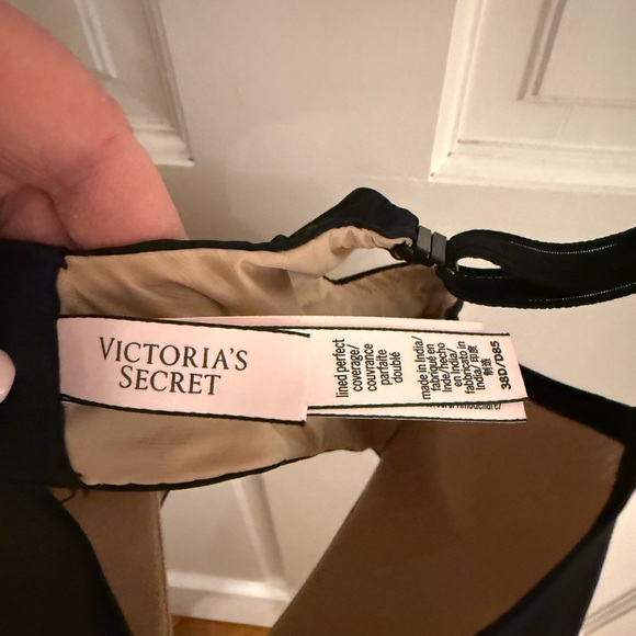 Victoria's Secret Black and Cream Underwire Bra - Picture 2 of 2